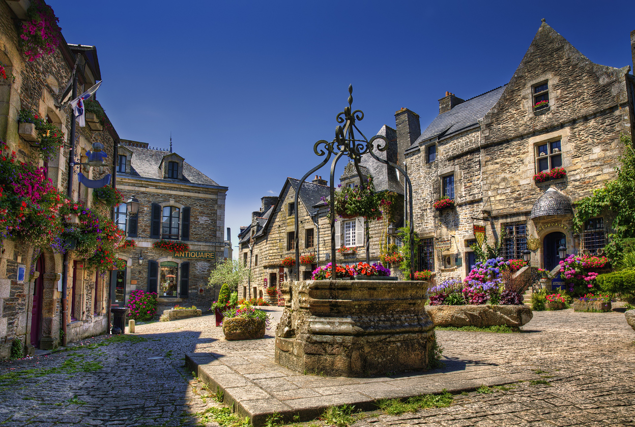 City square of Rochefort en Terre